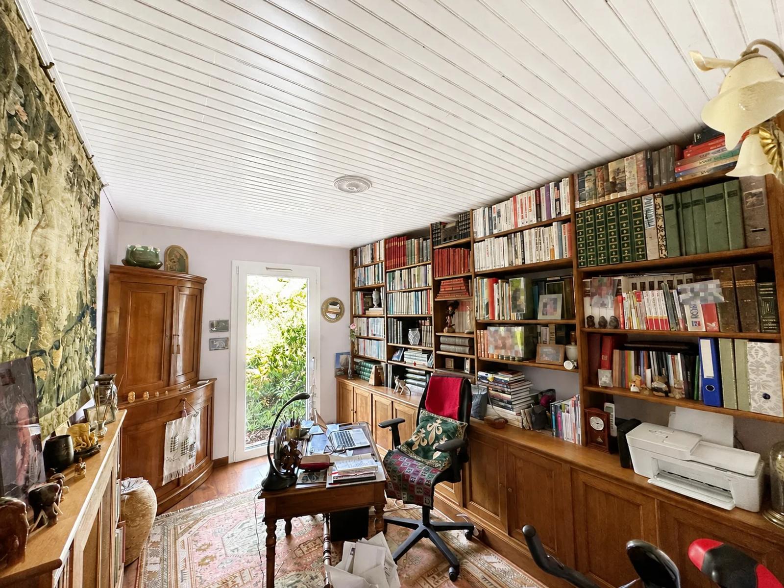 Bureau avec grande bibliothèque en bois et porte-fenêtre — Maule.