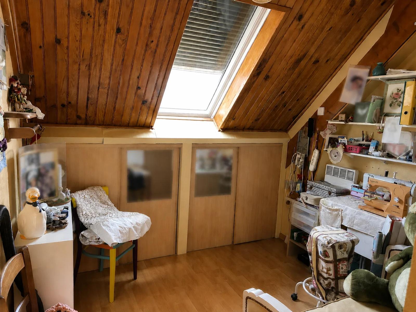 Pièce sous combles avec rangements et plafond lambrissé — Maule.