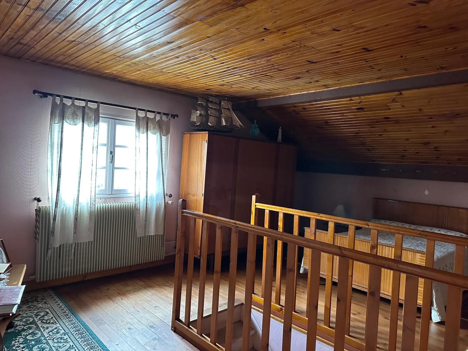 Palier à l’étage avec garde-corps et plafond en bois — Les Clayes-sous-Bois.