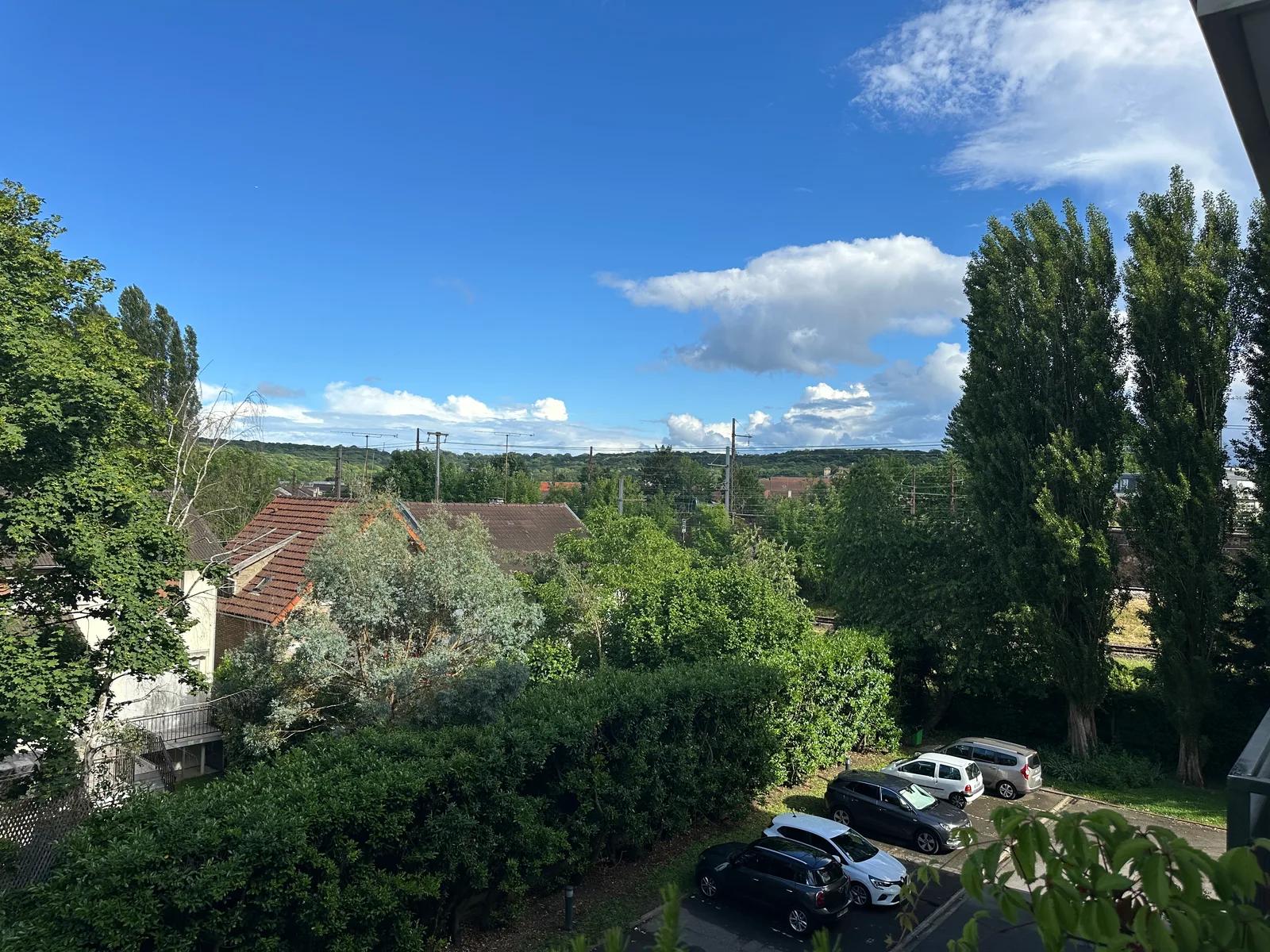 Vue dégagée sur les arbres et le parking de la résidence — Versailles.