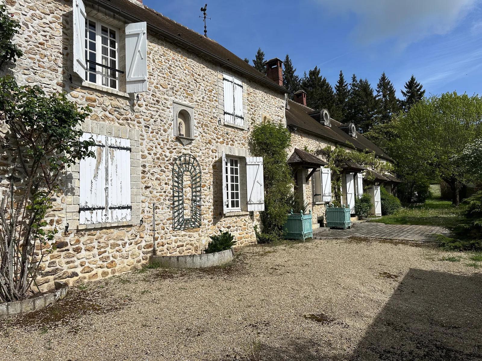 Façade en pierre de la maison avec volets blancs — Villeconin.