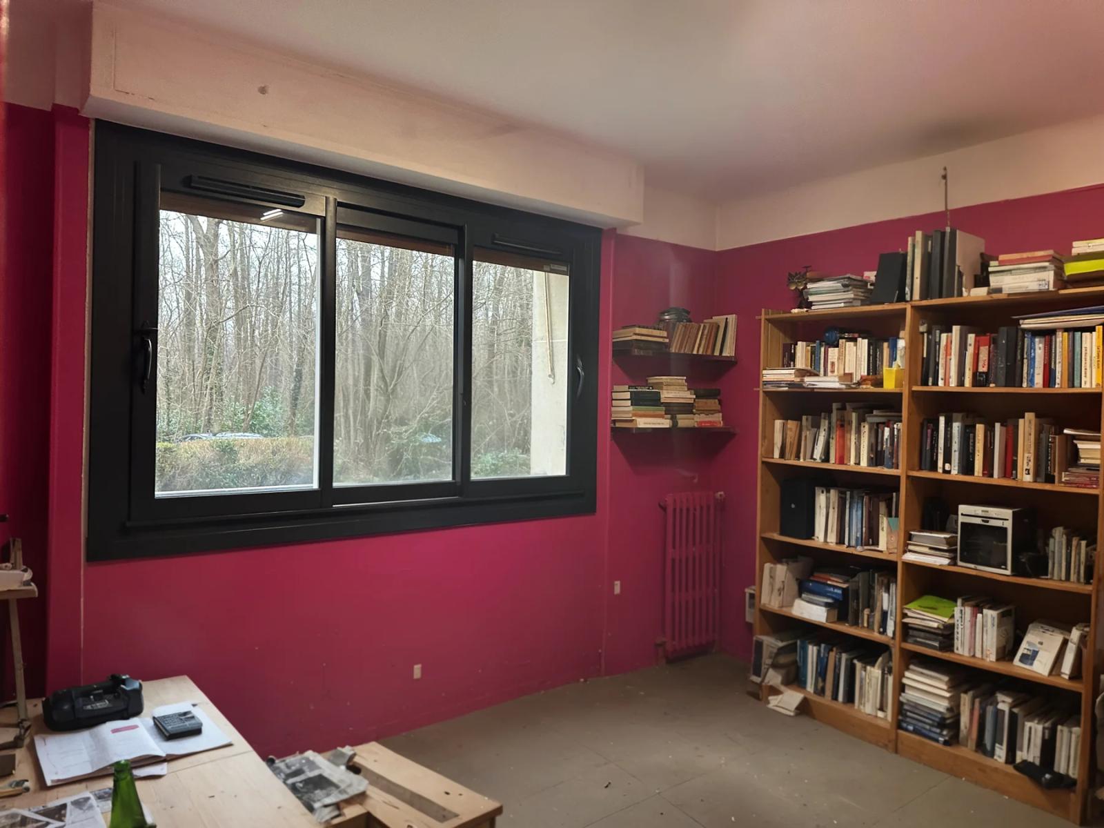 Bureau avec bibliothèque, fenêtre et murs roses — Ville-d’Avray.