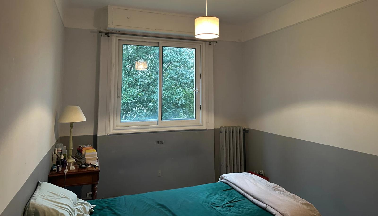 Chambre avec fenêtre et murs gris et blancs — Ville-d’Avray.