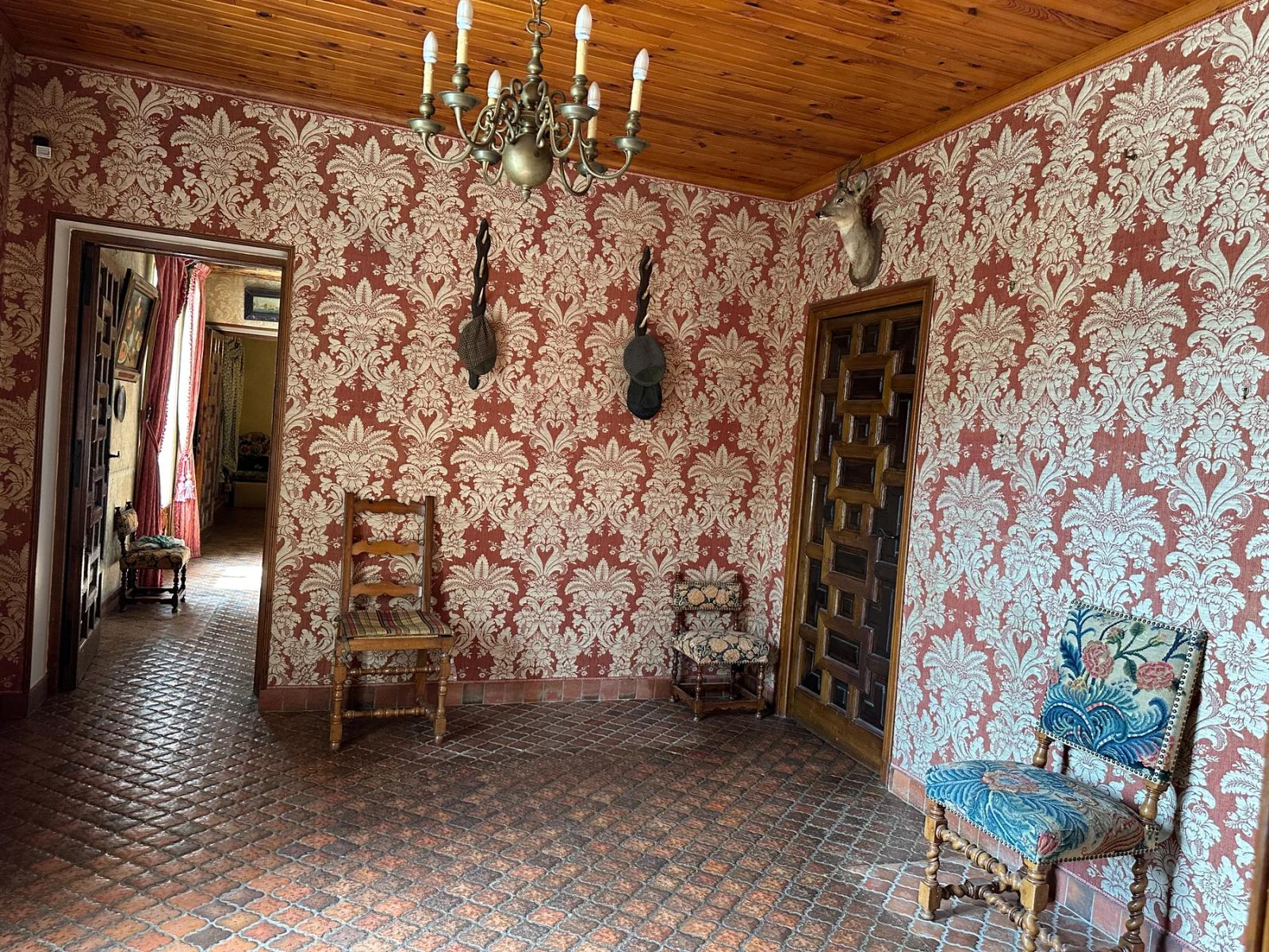 Entrée avec papier peint à motifs et plafond en bois — Villeconin.
