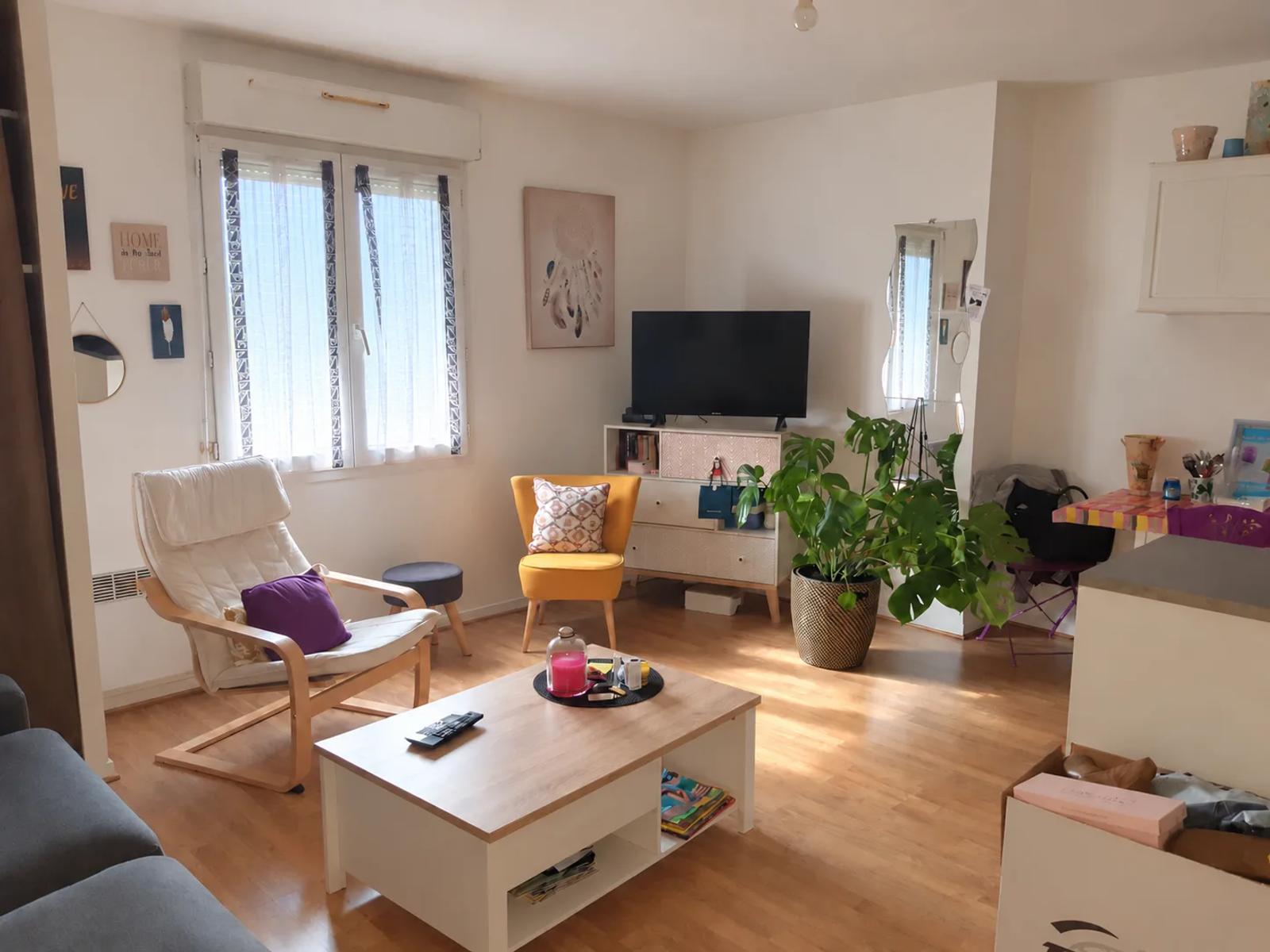Coin salon avec fauteuils, table basse et plantes près de la fenêtre — Chaville.
