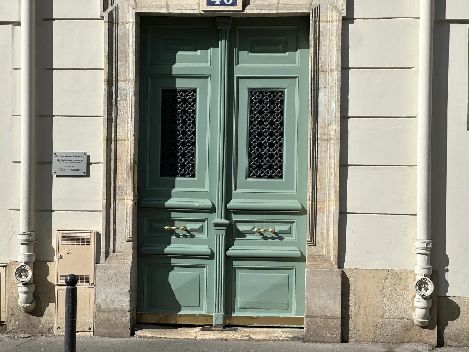 Porte d’entrée à deux battants verts de l’immeuble — Paris 14e.