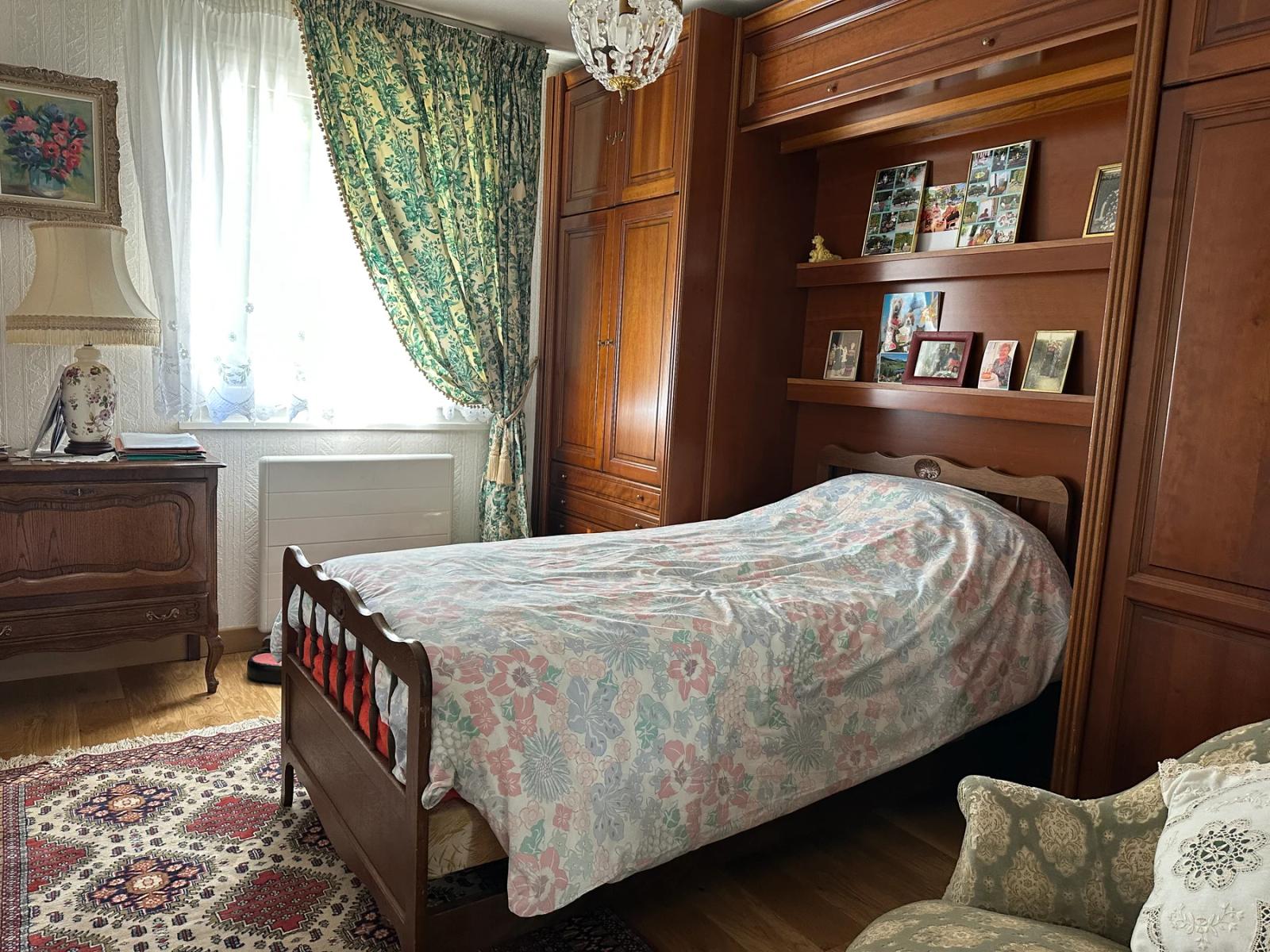 Chambre avec lit simple et ensemble de rangements en bois — Maule.