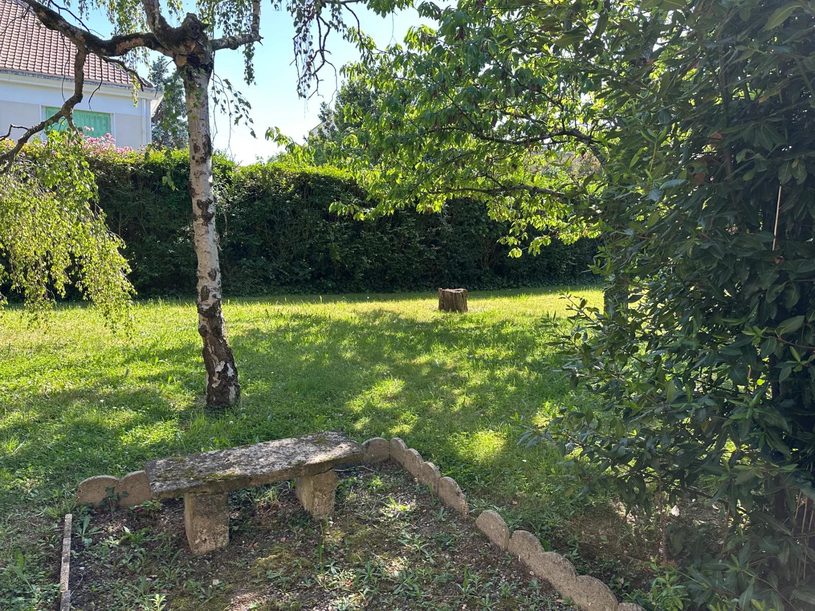 Jardin avec pelouse, arbres et bordures en pierre — Les Clayes-sous-Bois.