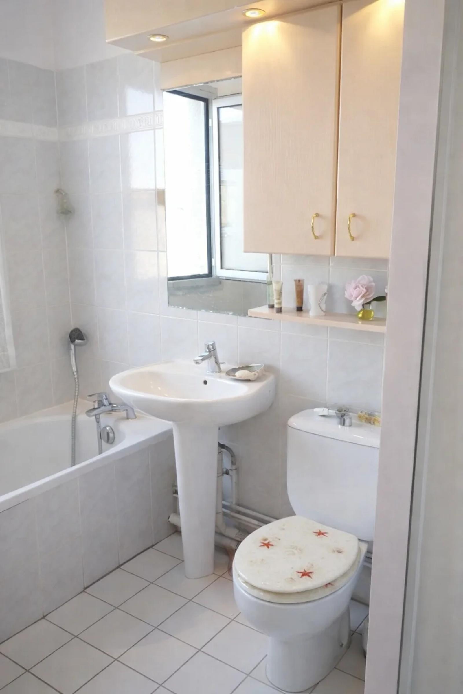 Salle de bains avec baignoire, lavabo et toilettes — Croissy-sur-Seine.
