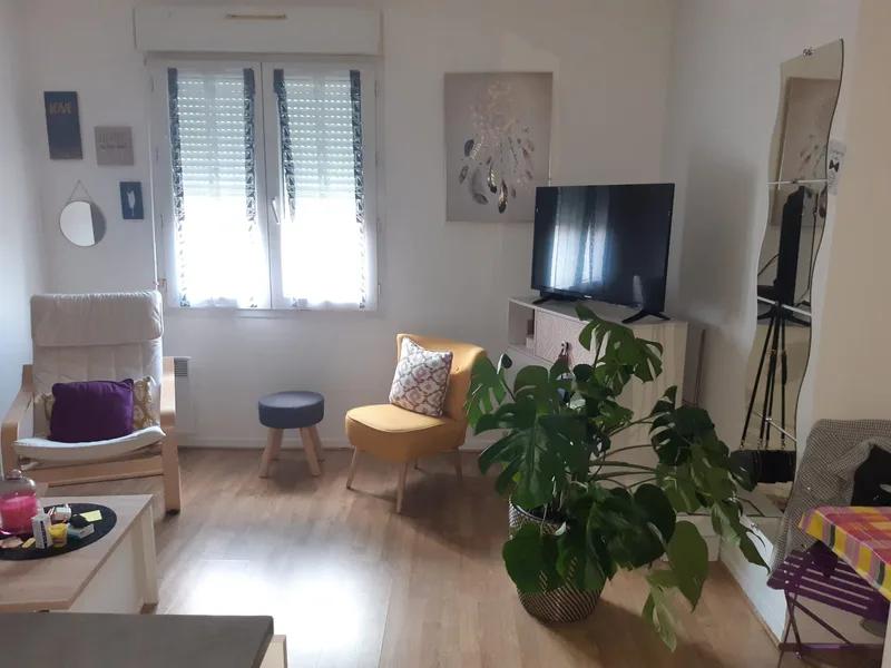 Séjour avec parquet clair, fauteuils et fenêtre — Chaville.