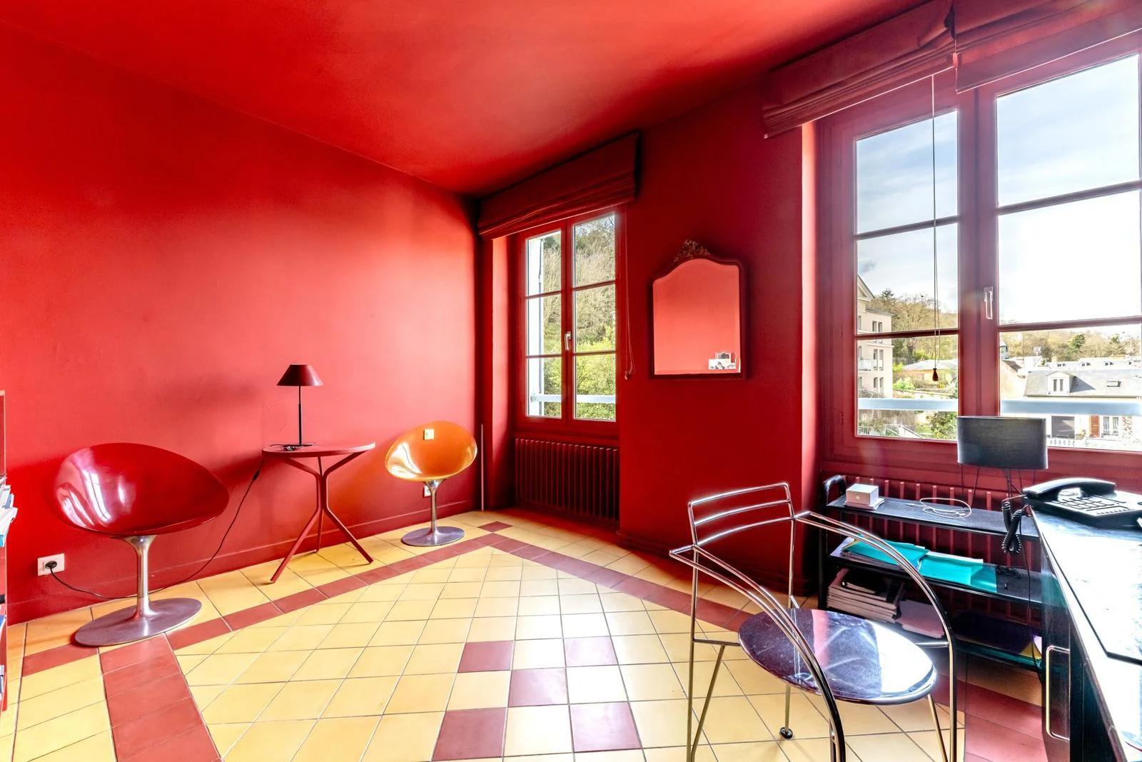 Pièce aux murs rouges avec fauteuils et grandes fenêtres — Bougival.