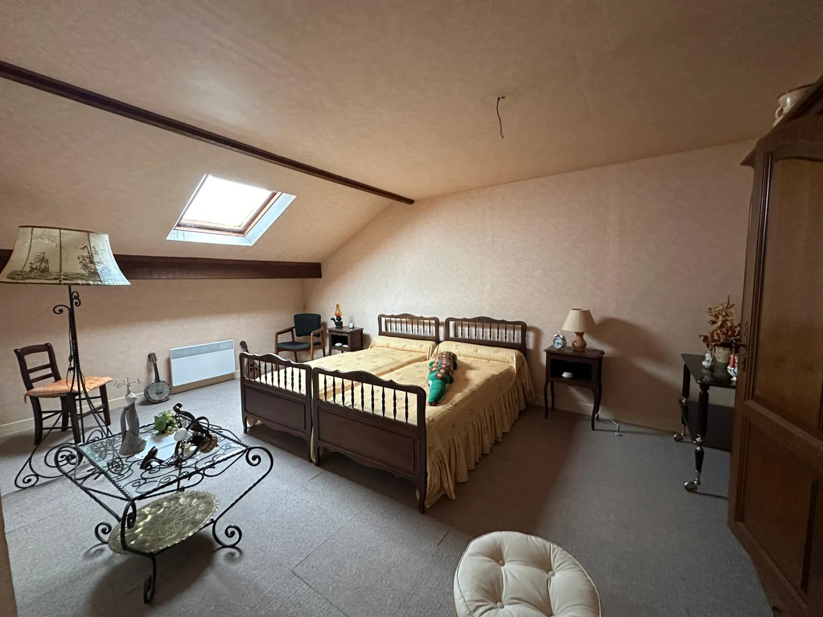 Chambre sous combles avec lit double et fenêtre de toit — Les Clayes-sous-Bois.