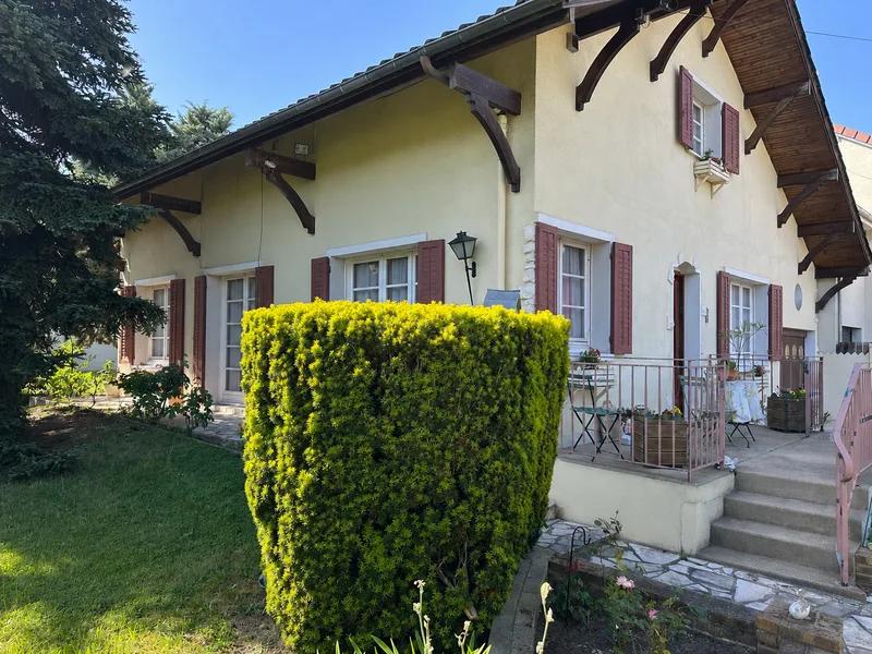 Maison aux volets rouges avec terrasse surélevée et jardin — Les Clayes-sous-Bois.
