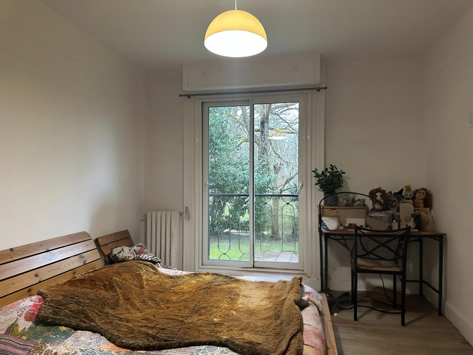 Chambre avec lit double et porte-fenêtre sur la verdure — Ville-d’Avray.