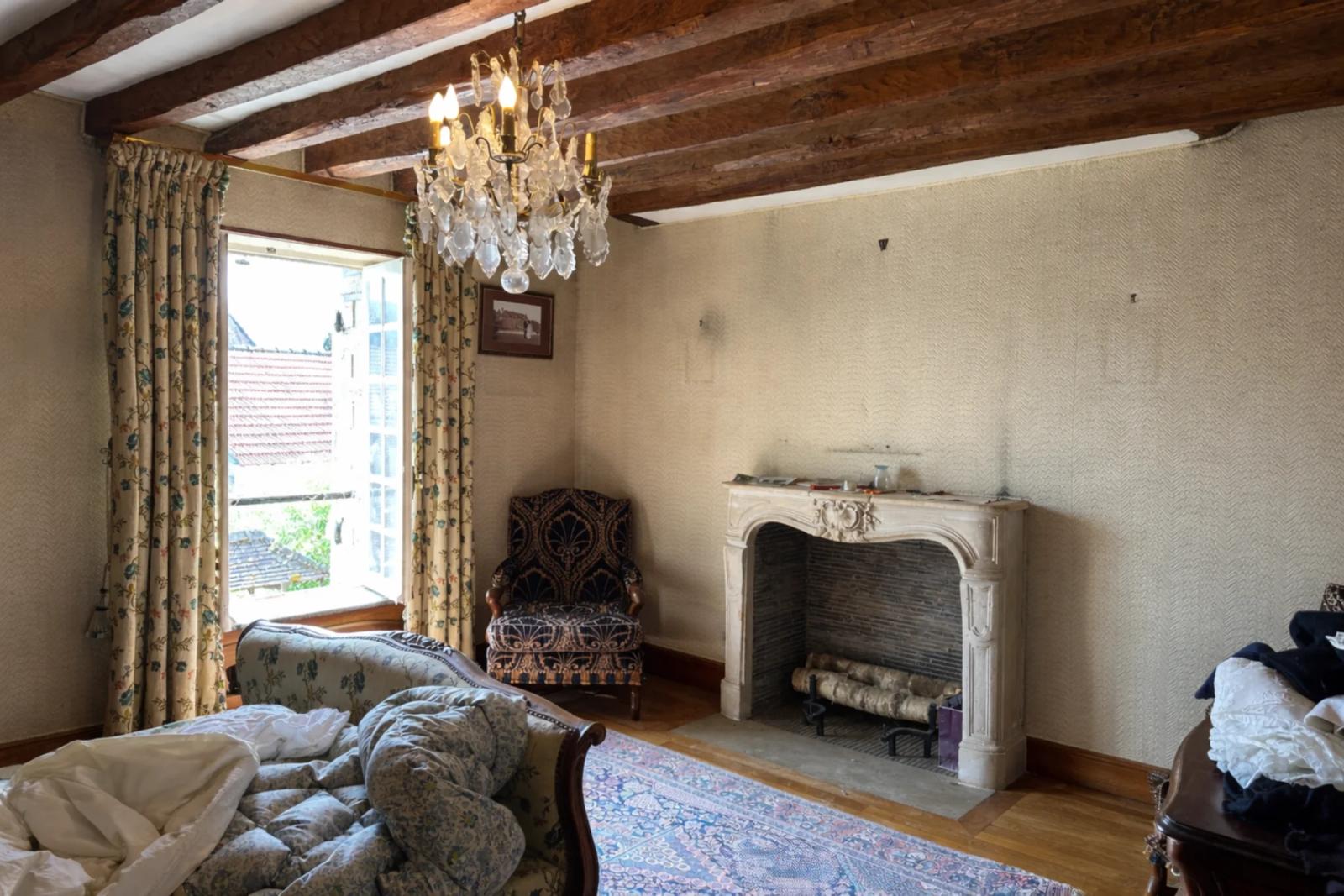 Chambre avec poutres apparentes et cheminée — Villeconin.