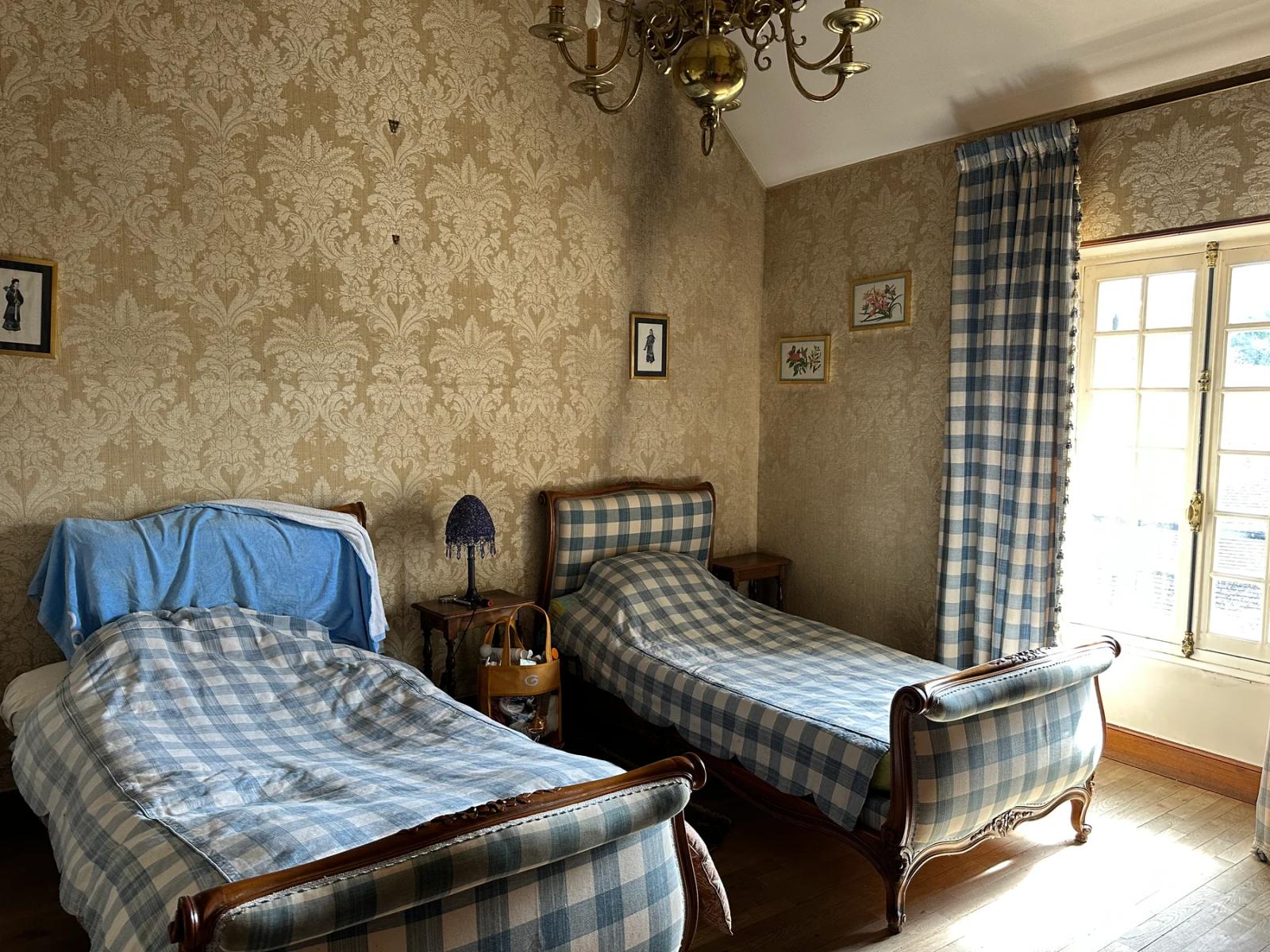 Chambre avec deux lits simples et fenêtre — Villeconin.