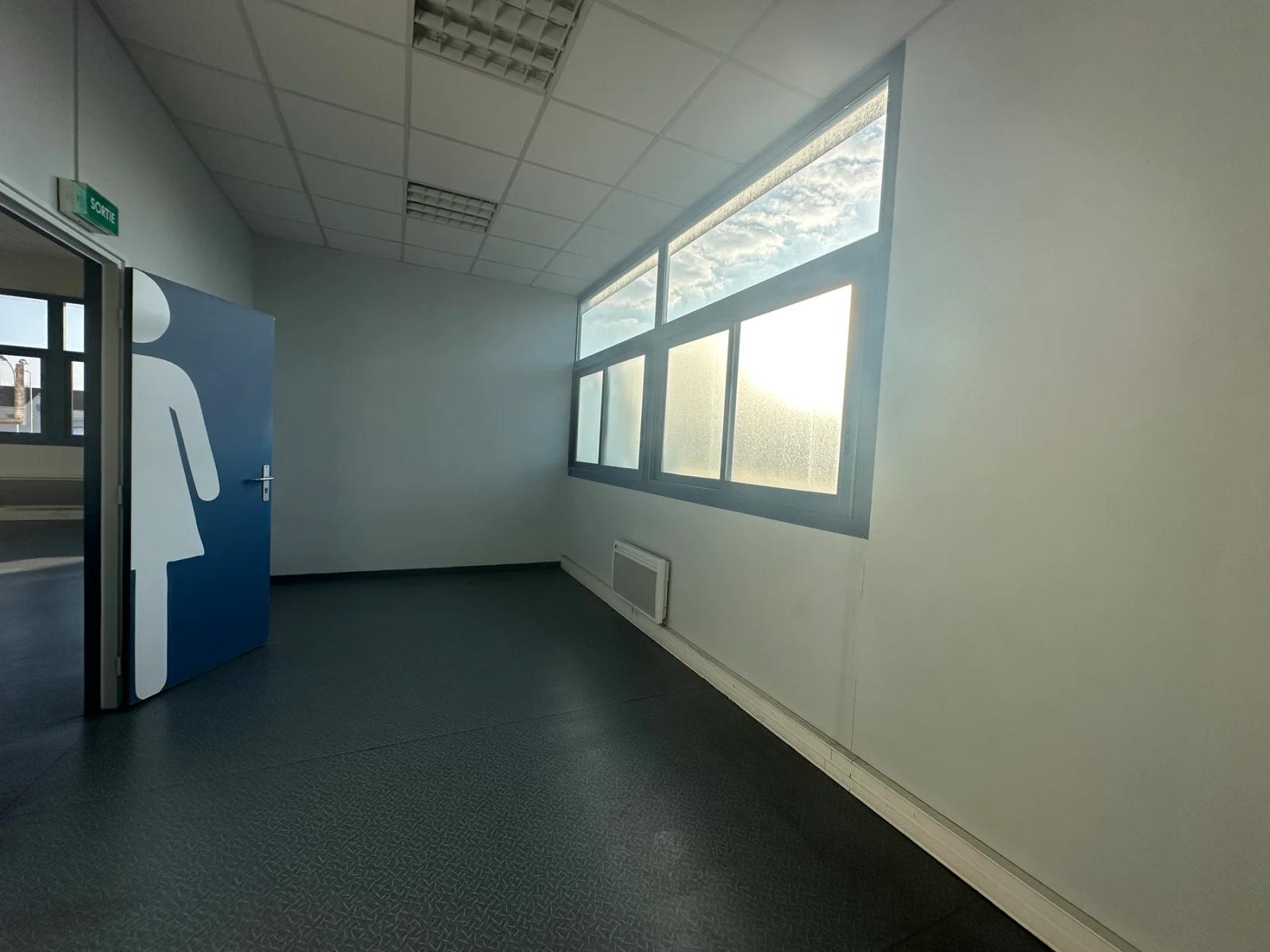 Espace vestiaire avec fenêtre et accès aux sanitaires — Orgeval.