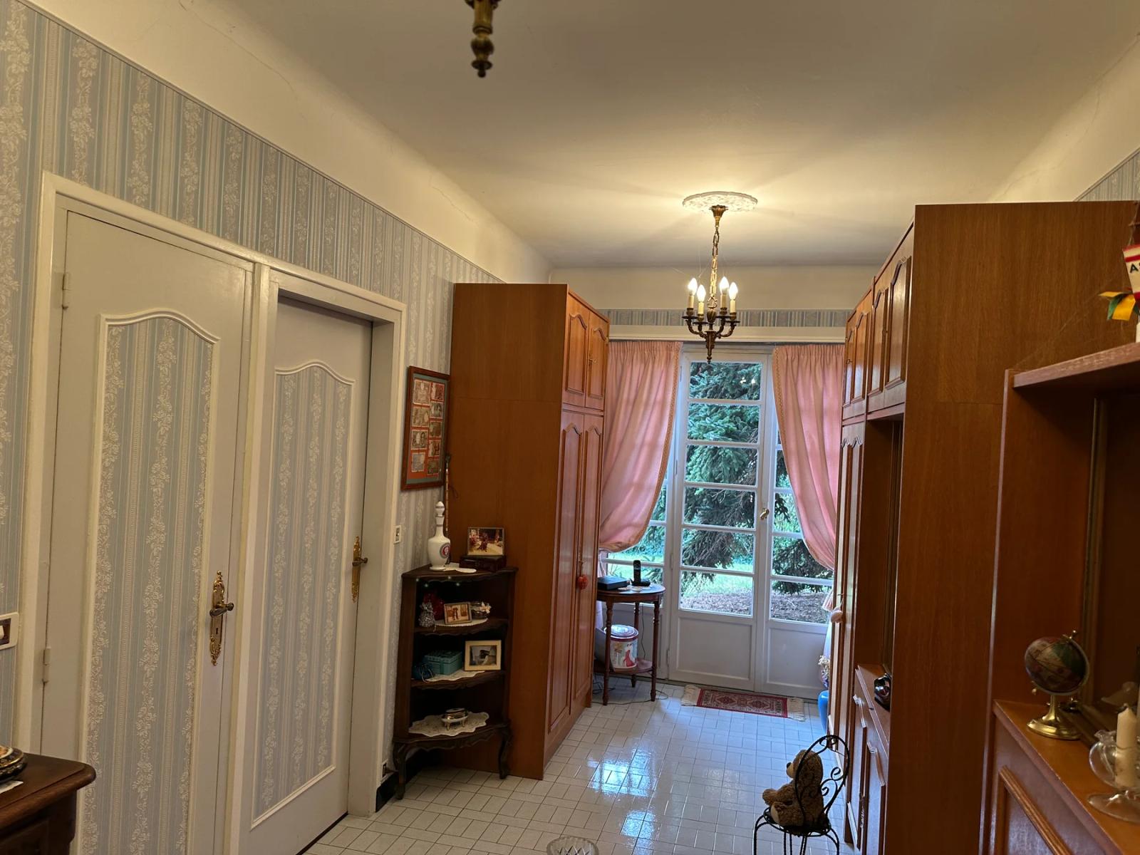 Entrée avec rangements et fenêtre en fond de pièce — Les Clayes-sous-Bois.