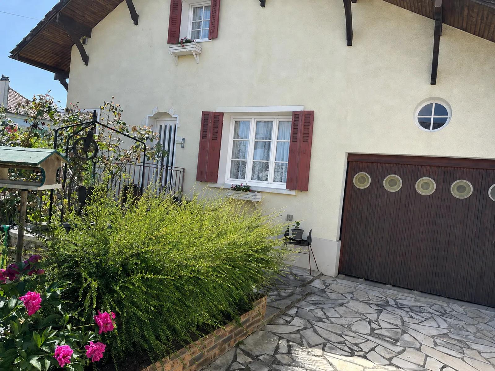 Façade de la maison avec porte de garage et allée en pierre — Les Clayes-sous-Bois.