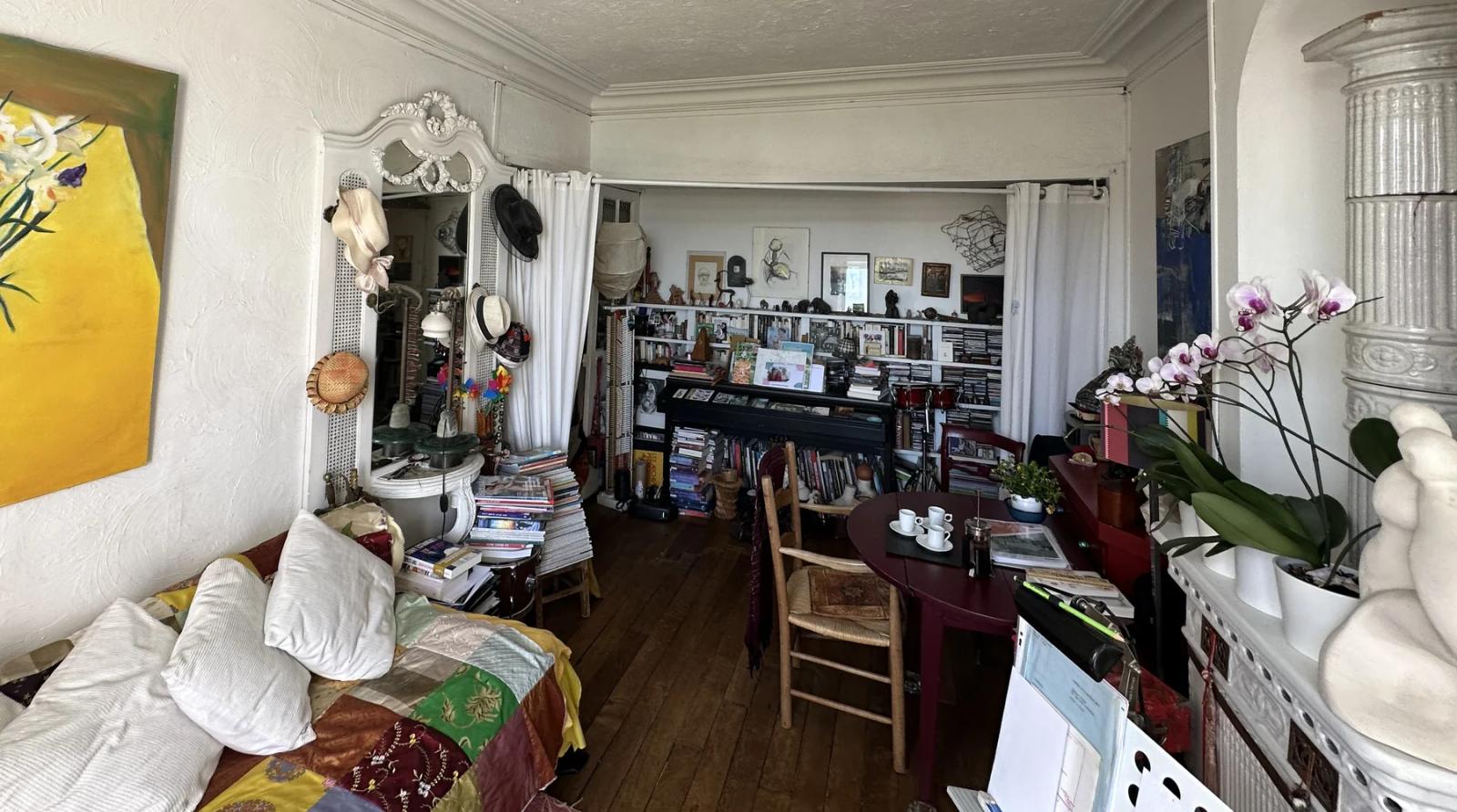 Salon avec canapé, bibliothèque et parquet — Paris 14e.