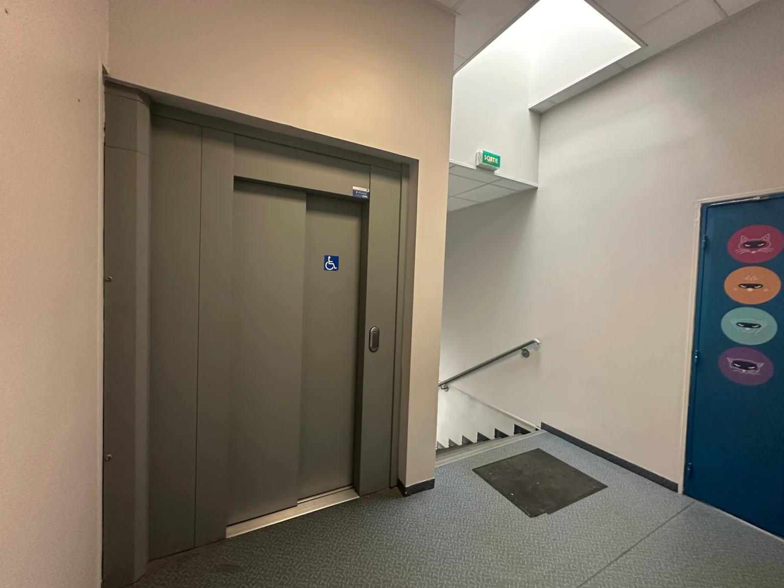 Palier avec ascenseur et escalier — Orgeval.