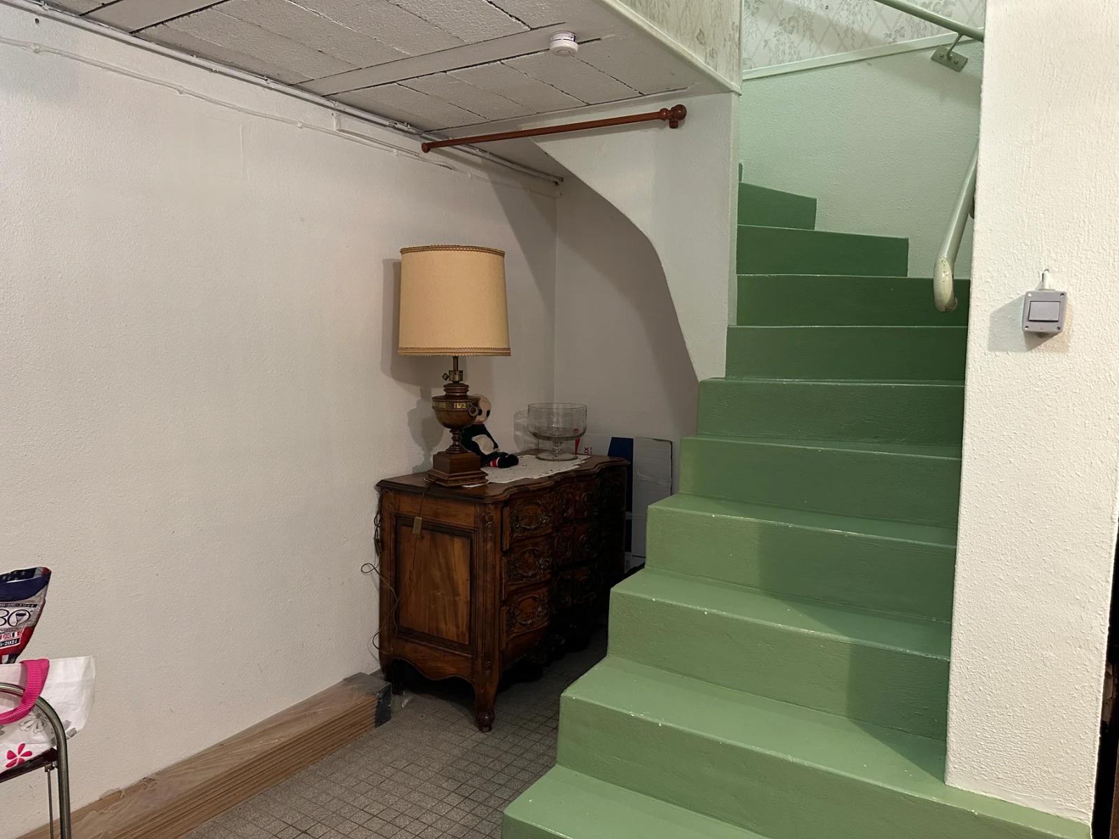 Escalier intérieur peint en vert — Maule.