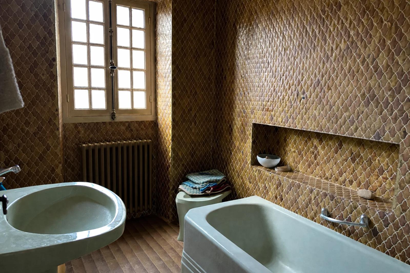 Salle de bains avec baignoire, lavabo et fenêtre — Villeconin.