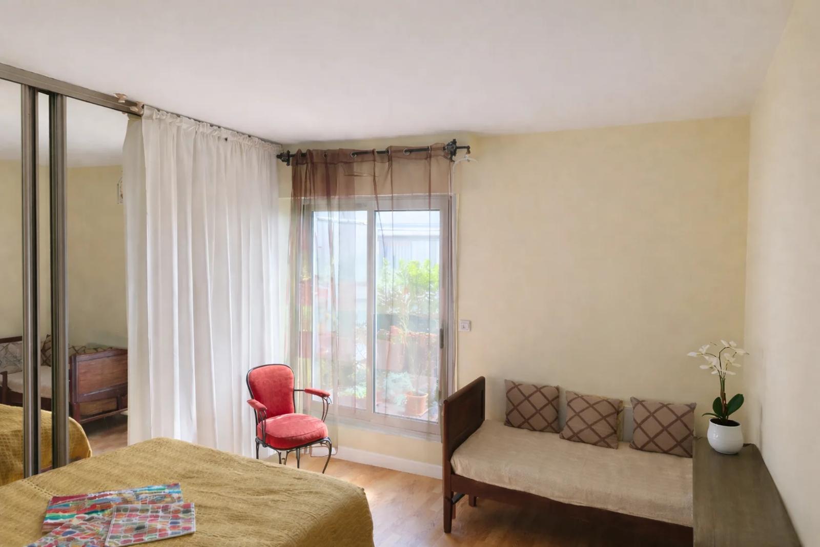 Chambre avec placard miroir et porte-fenêtre — Croissy-sur-Seine.