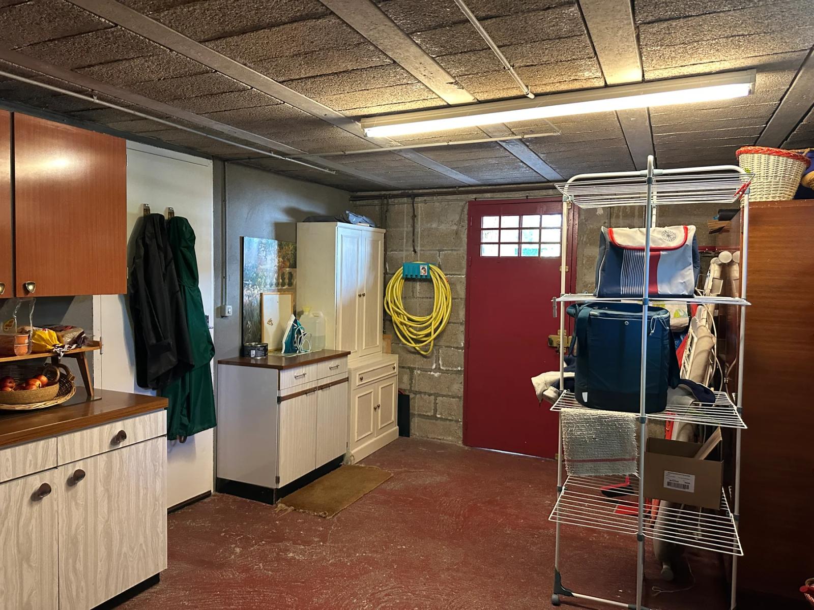 Buanderie en sous-sol avec lave-linge et évier — Maule.