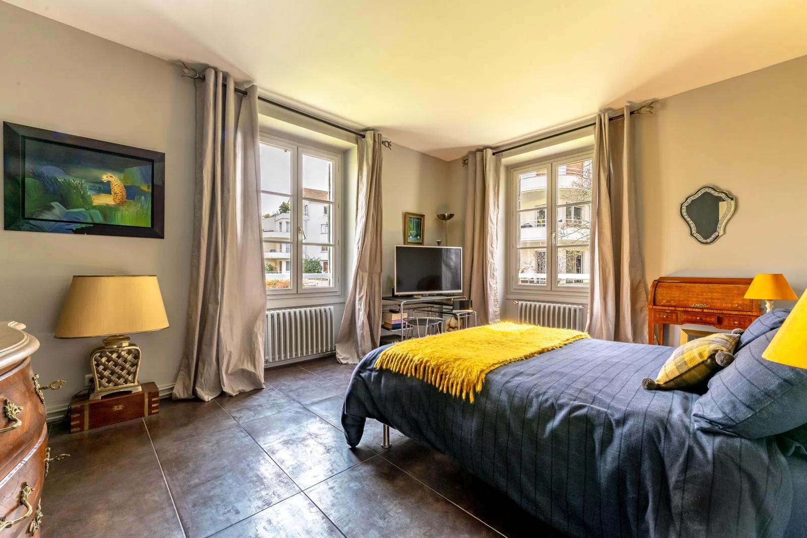 Chambre d’angle avec deux fenêtres et lit double — Bougival.