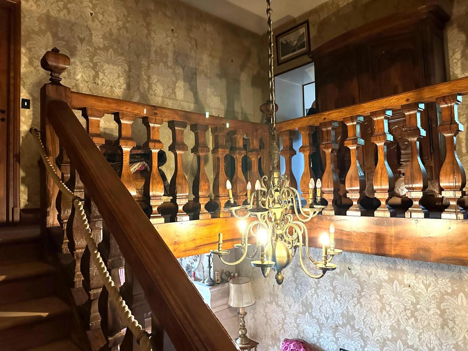 Escalier et palier avec balustrade en bois — Villeconin.