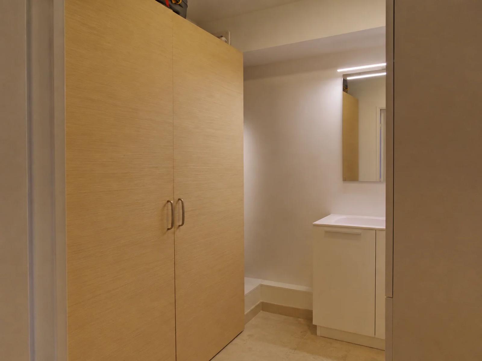 Espace de rangement avec placard et plan de toilette — Vaucresson.