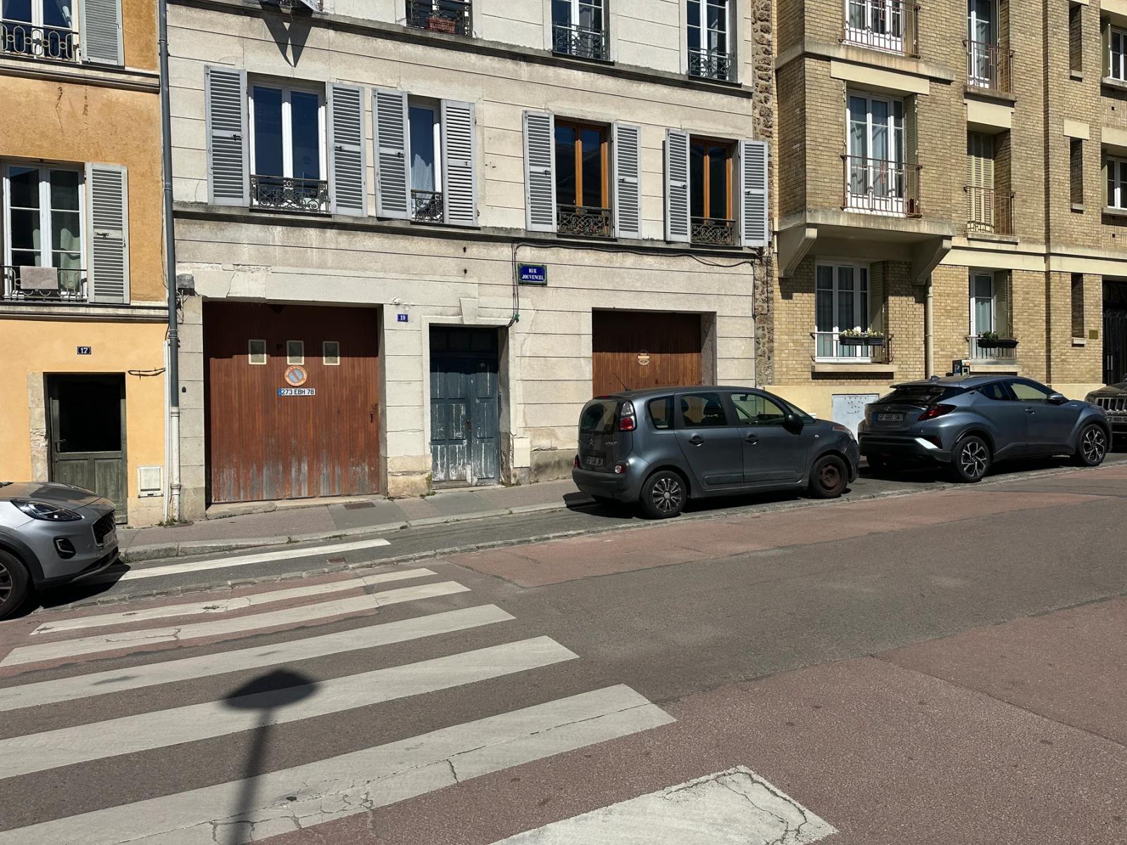 Façade de l’immeuble et rue devant le triplex — Versailles.