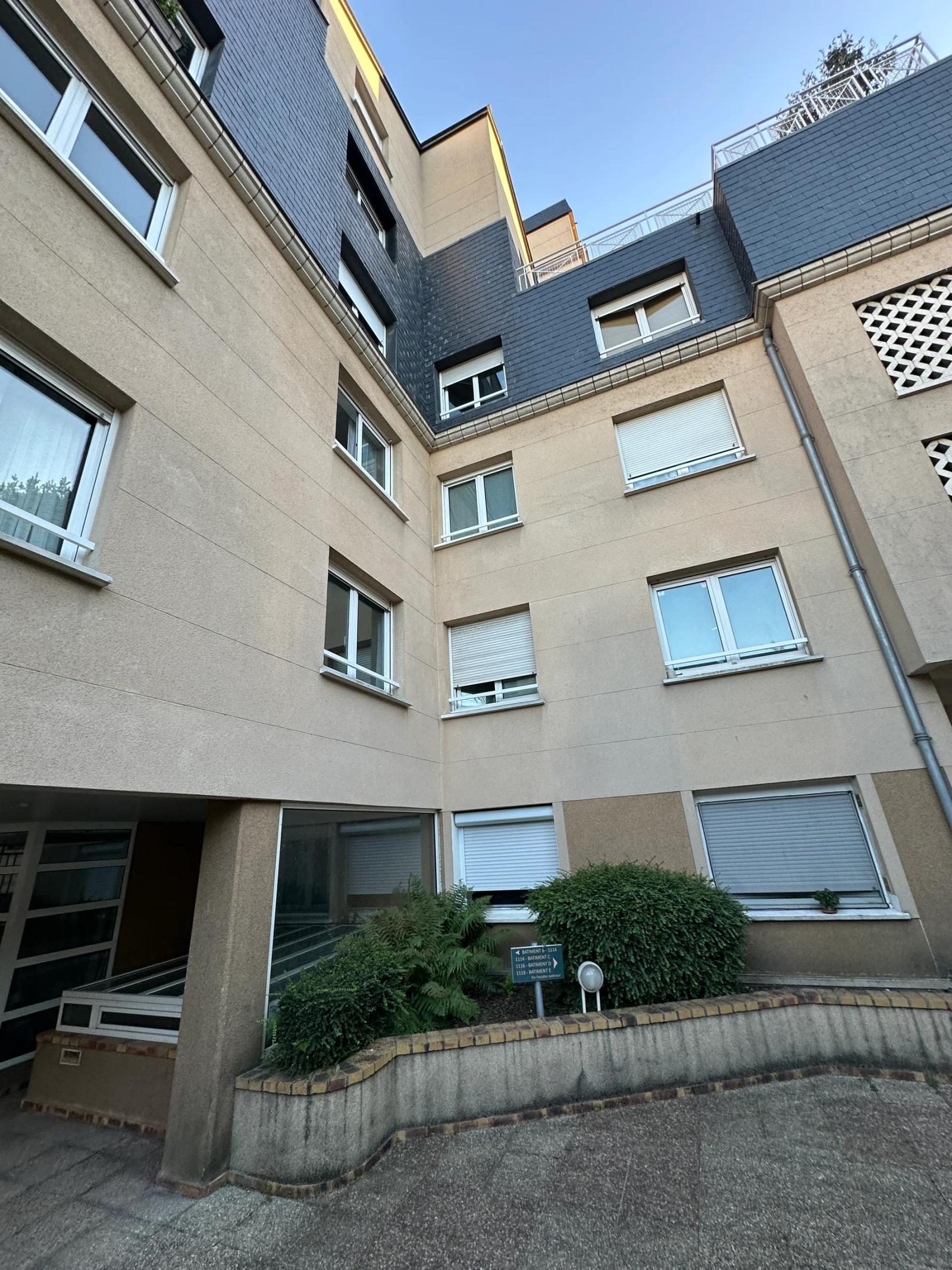 Façade de la résidence et entrée de l’immeuble — Chaville.