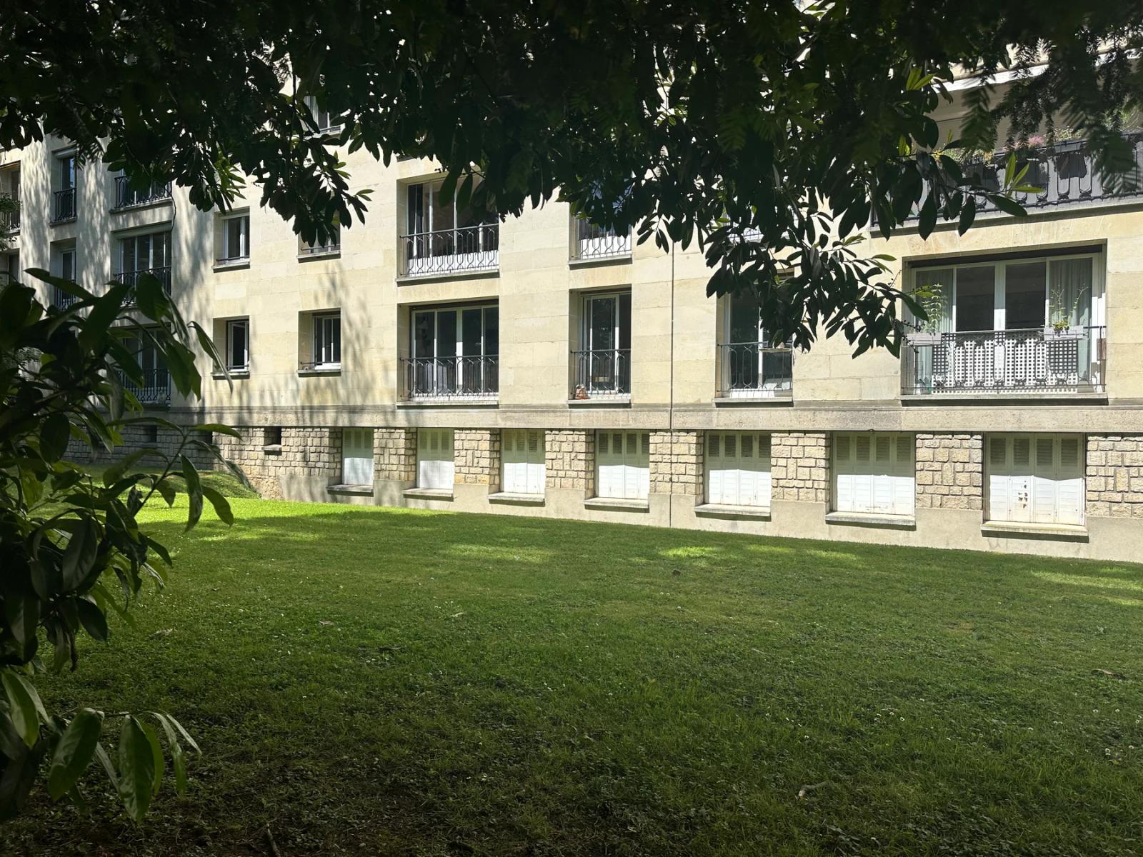 Vue de la résidence depuis le jardin arboré — Ville-d’Avray.