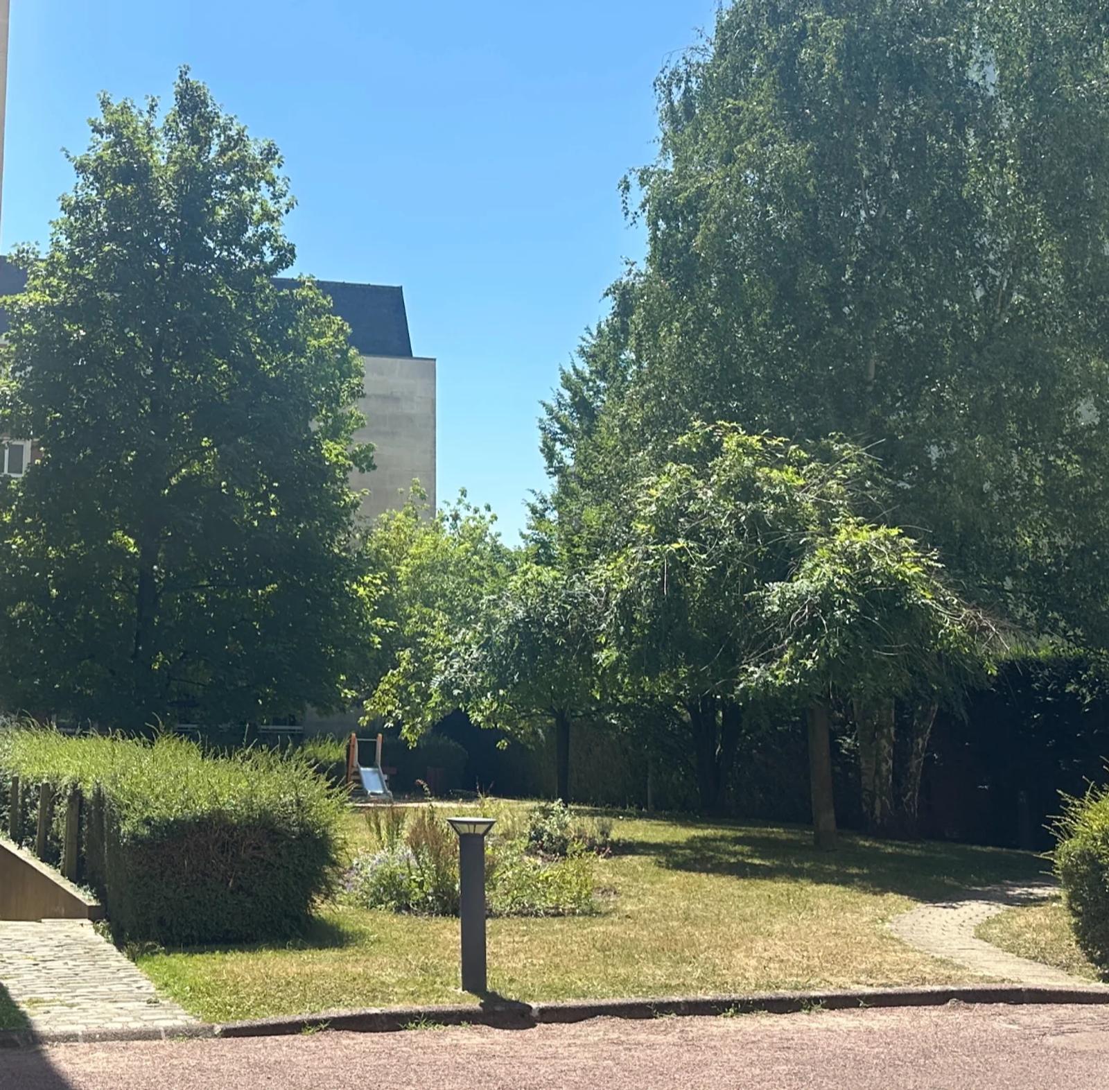 Jardin de la résidence avec pelouse et allée piétonne — Versailles.