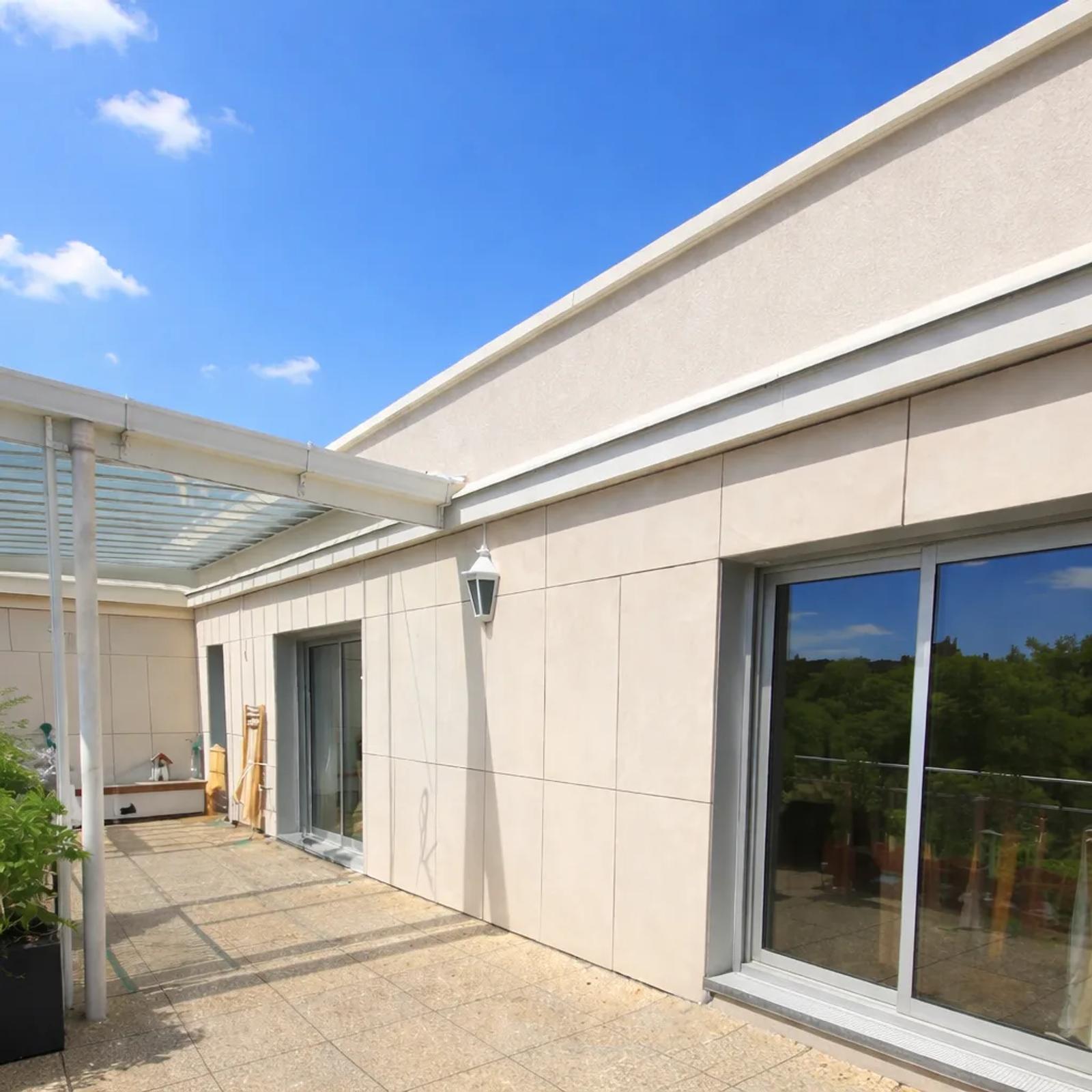 Terrasse avec pergola vitrée devant les baies de l’appartement — Croissy-sur-Seine.