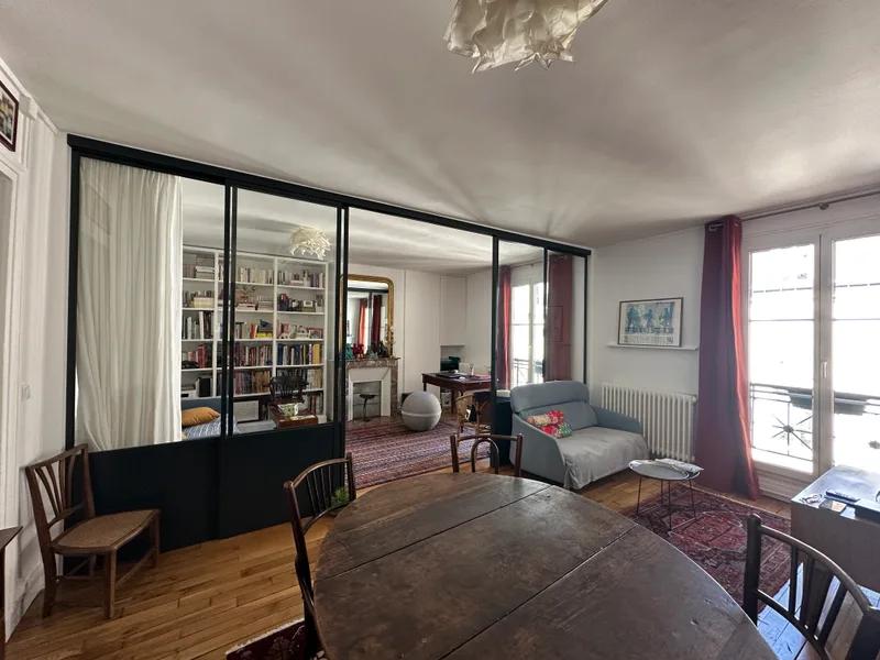 Séjour avec parquet et verrière séparant le salon de la salle à manger — Paris 11e.
