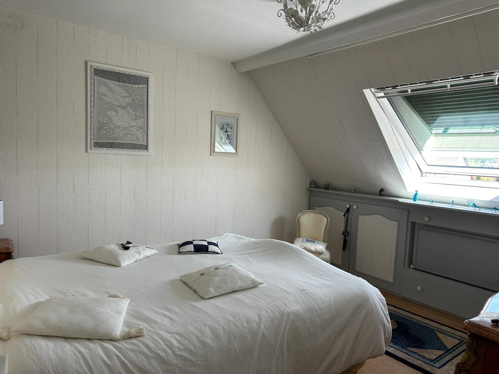 Chambre mansardée avec lit double et fenêtre de toit — Maule.