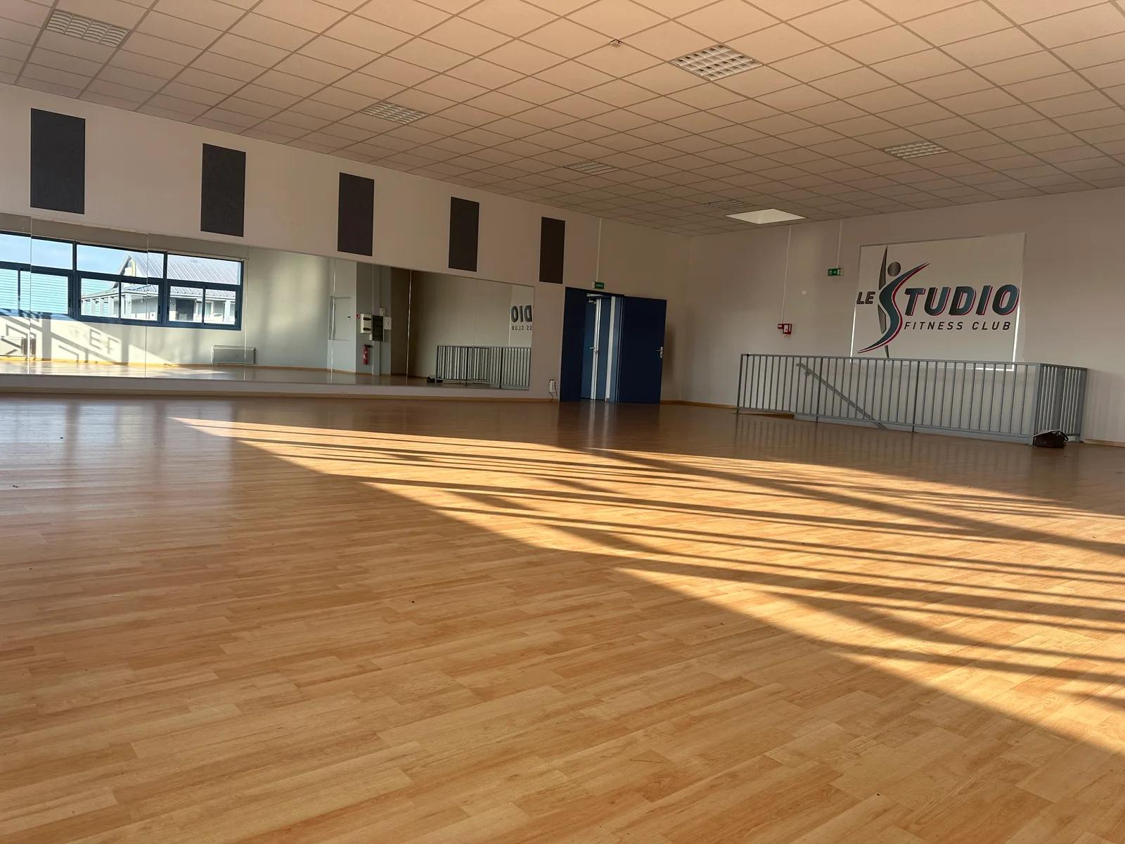 Salle de danse avec parquet, miroirs et barres murales — Orgeval.