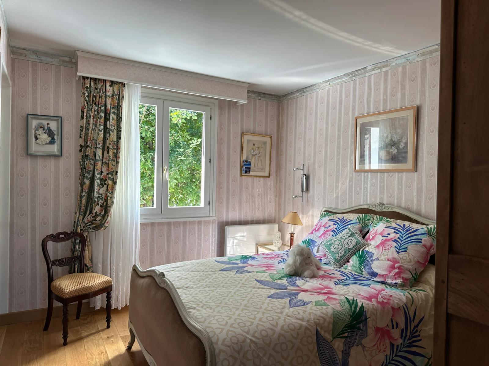 Chambre avec lit double et fenêtre sur le jardin — Maule.