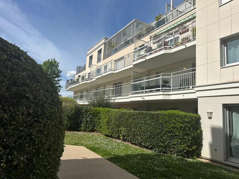Façade de la résidence avec balcons et haies le long de l’allée — Croissy-sur-Seine.