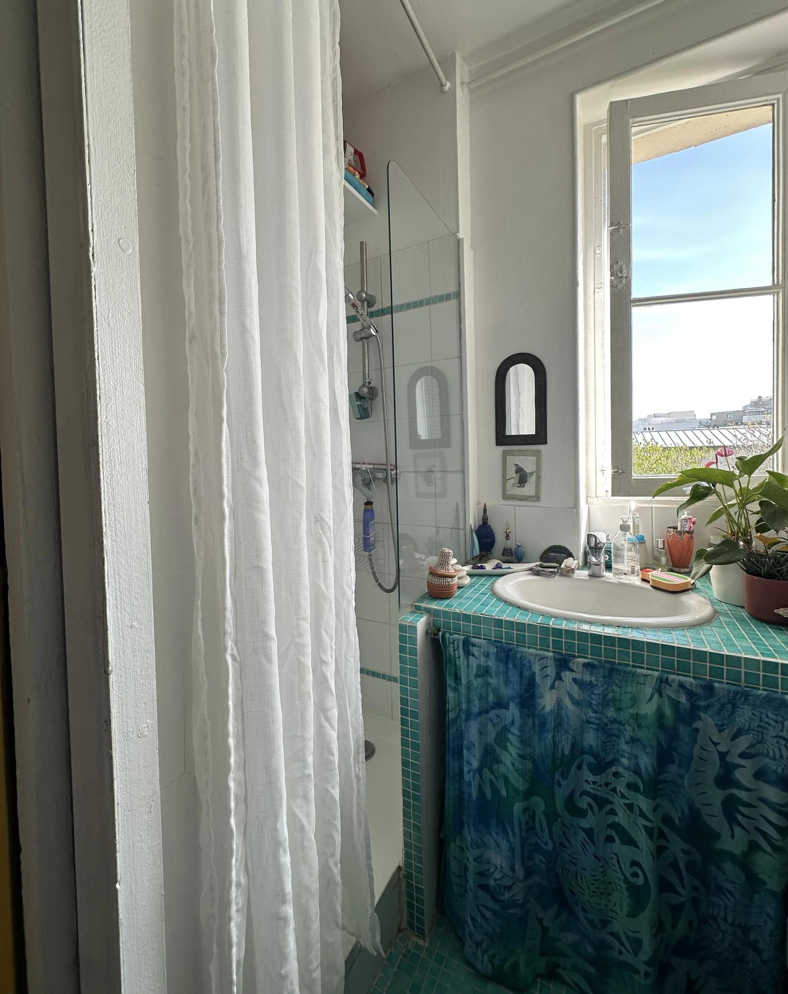 Salle d’eau avec vasque et fenêtre — Paris 14e.