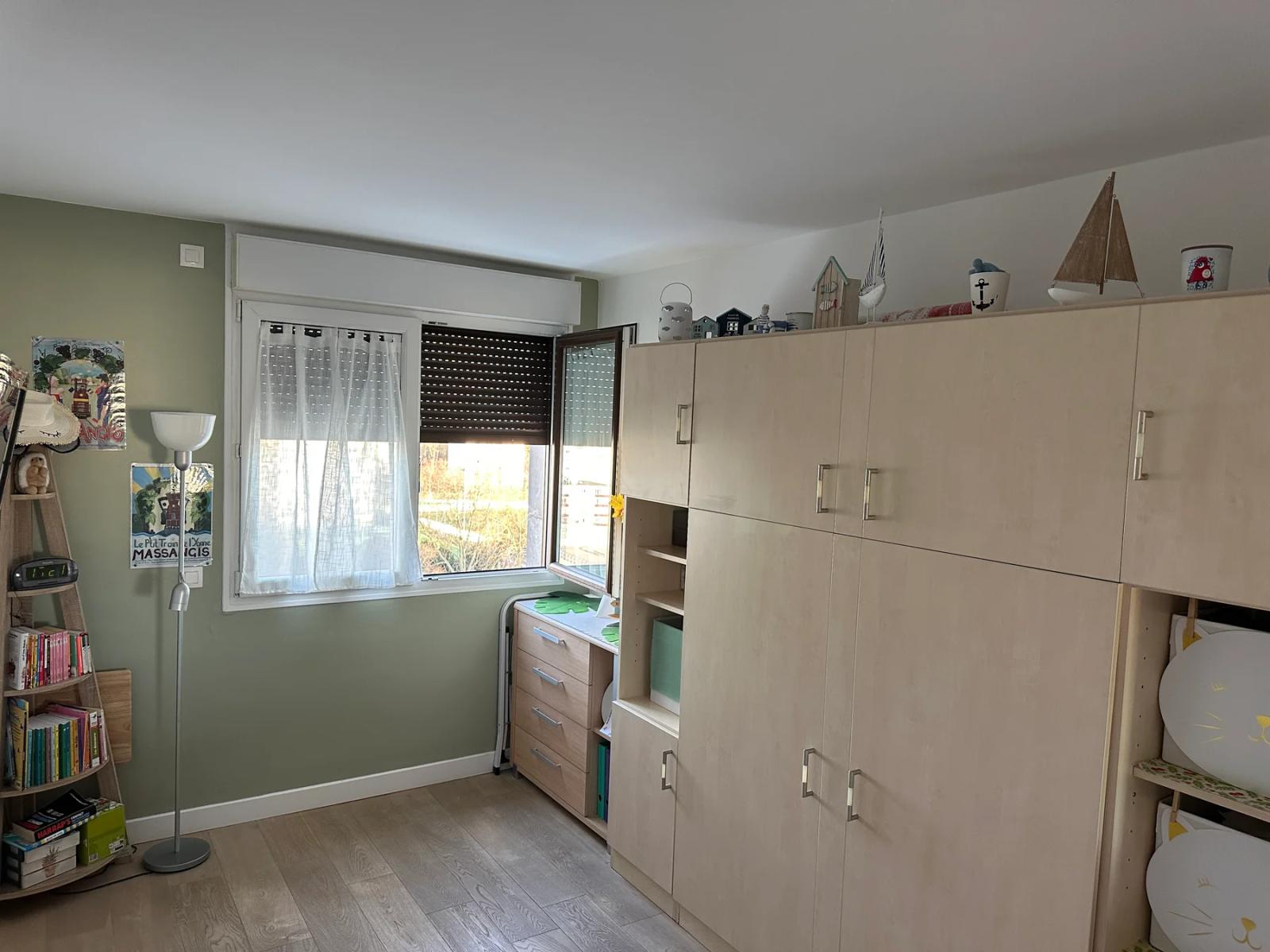 Chambre avec mobilier de rangement et fenêtre — Meudon-la-Forêt.
