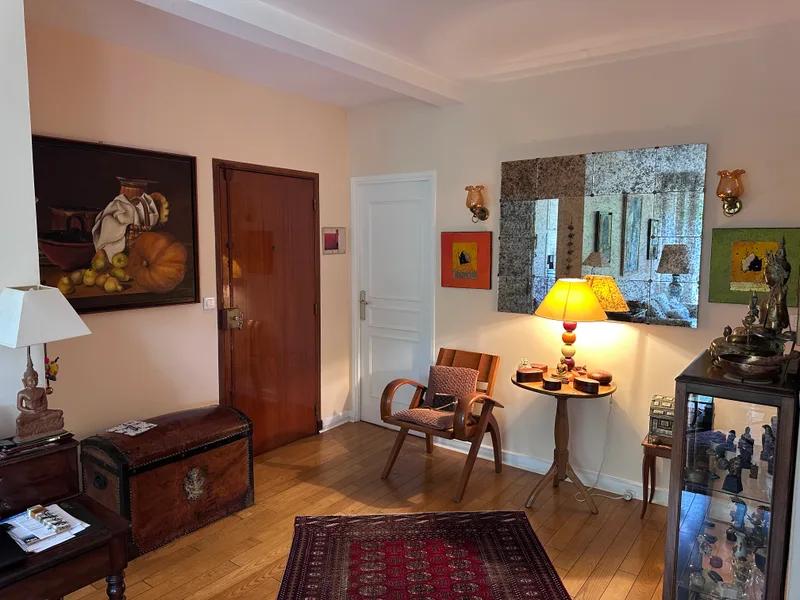 Entrée avec parquet, fauteuil et porte en bois — La Celle-Saint-Cloud.