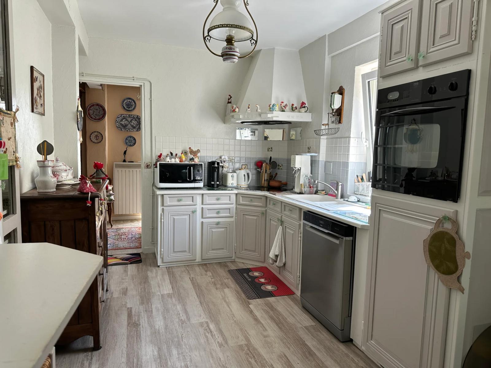 Cuisine équipée avec meubles gris et fenêtre — Maule.