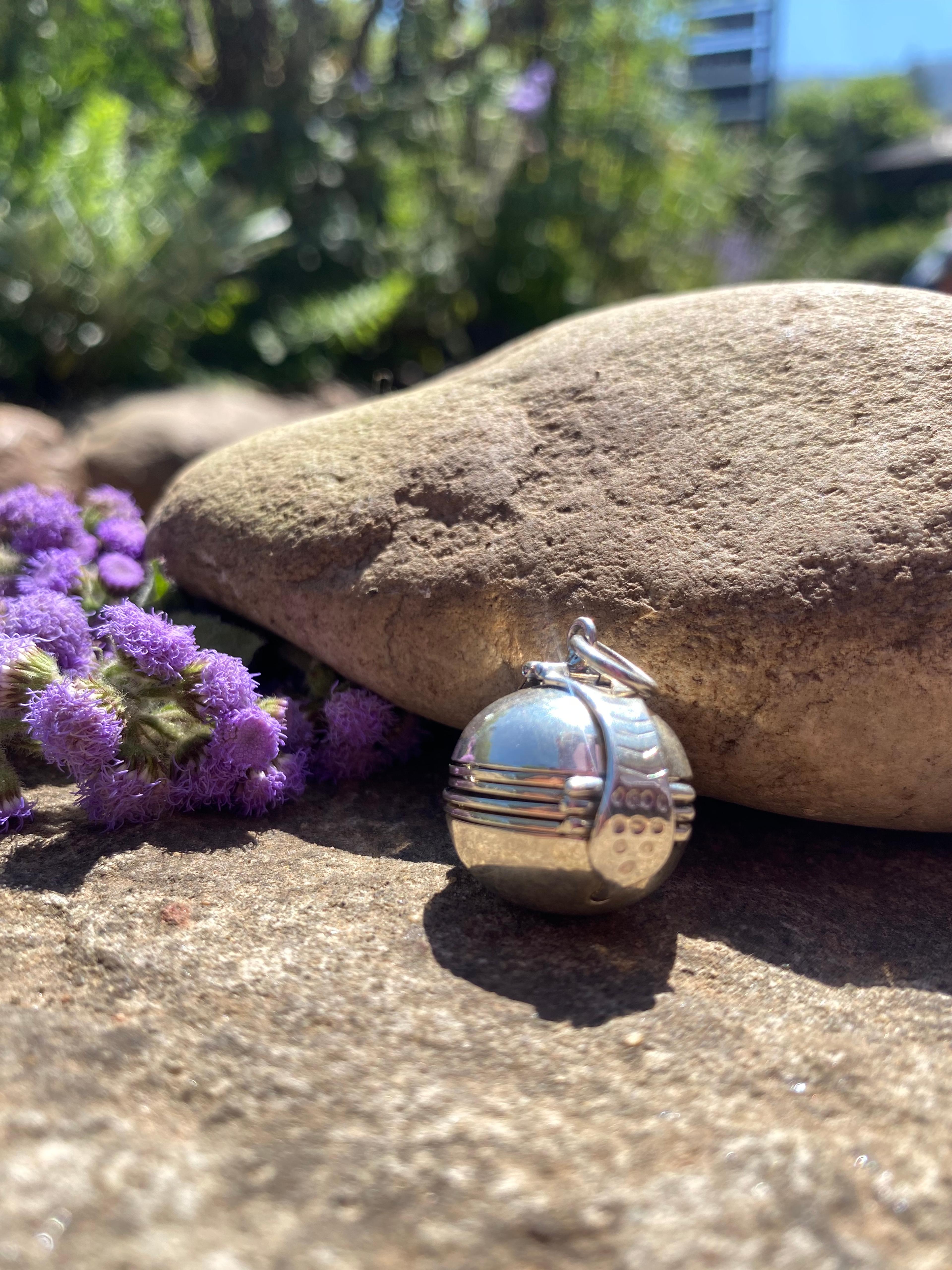 Vintage 925 Sterling Silver 6-Photo Folding Ball Locket Pendant