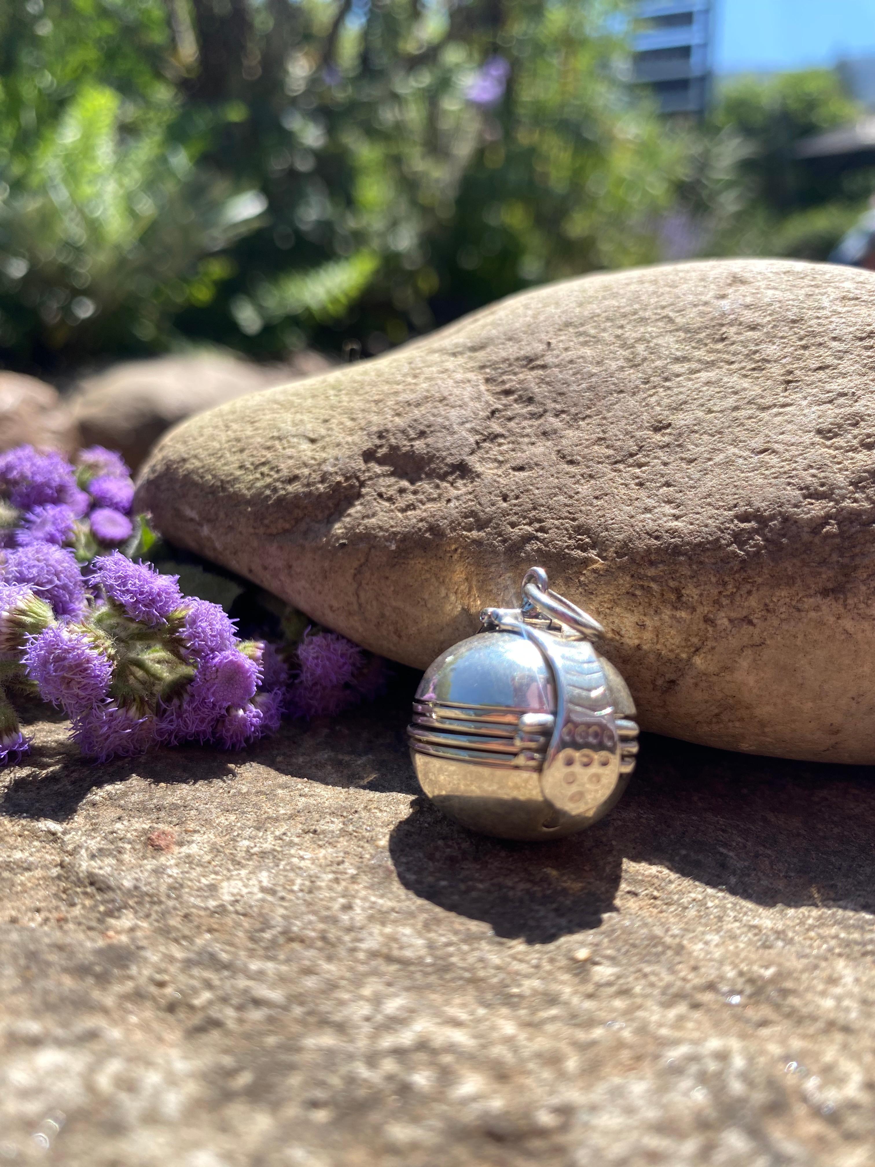 Vintage 925 Sterling Silver 6-Photo Folding Ball Locket Pendant