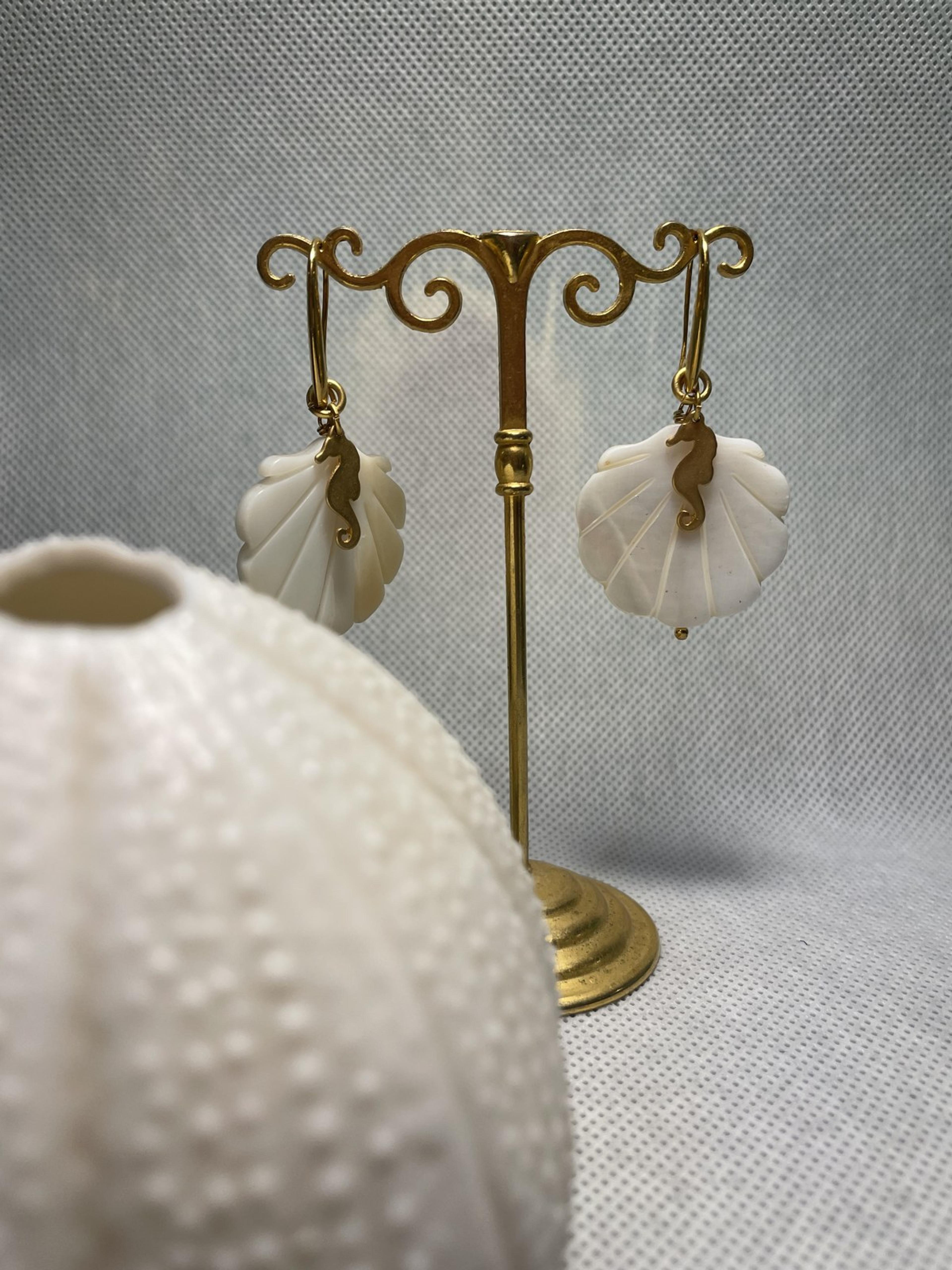 Caballito Mother-of-Pearl Seahorse Earrings