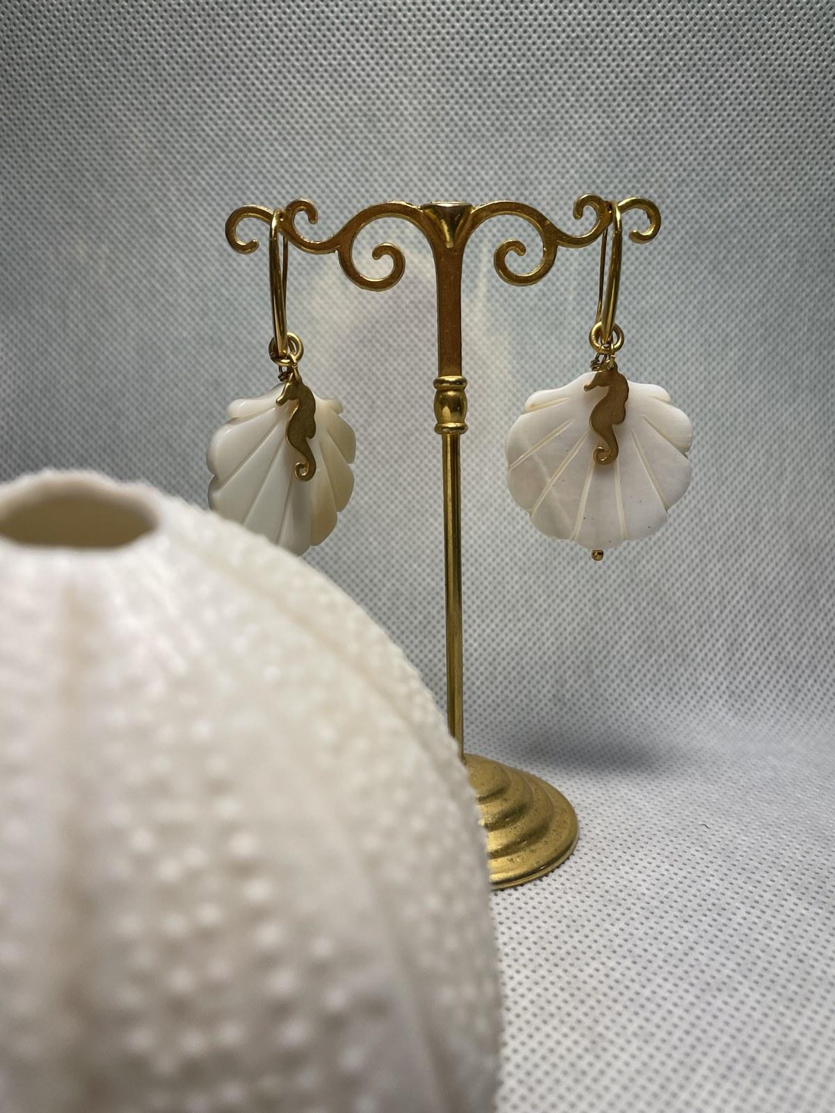 Caballito Mother-of-Pearl Seahorse Earrings